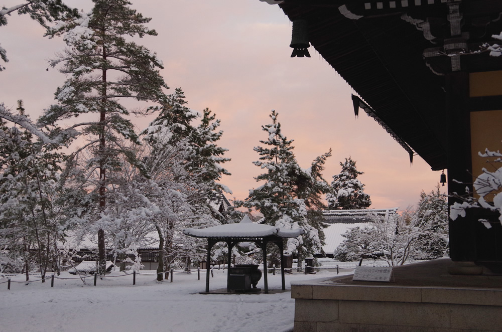 南禅寺　朝焼けと雪