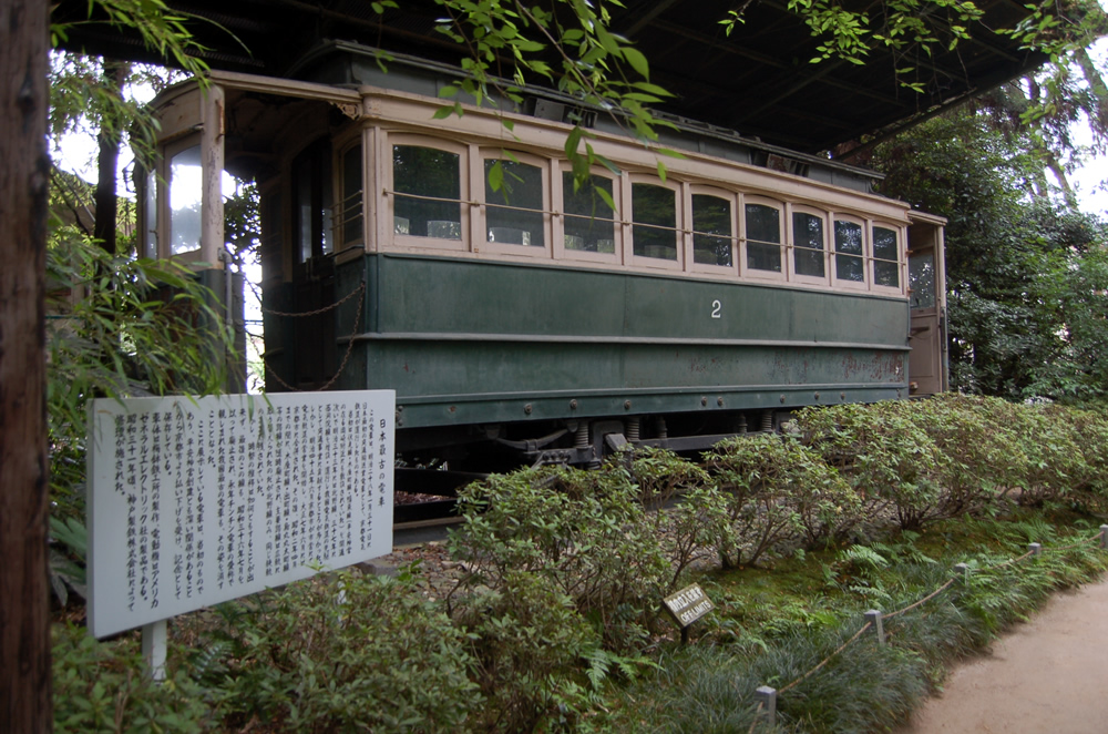 日本最古の電車　平安神宮展示